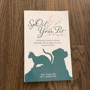 SpOil Your Pet - A Practical Guide To Using Essential Oils in Dogs and Cats Book